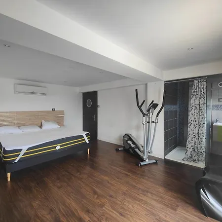 Moderne Avec Piscine Vue A Bellet Pensjonat