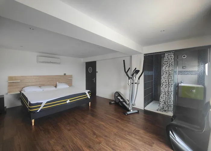 Moderne Avec Piscine Vue A Bellet شقة